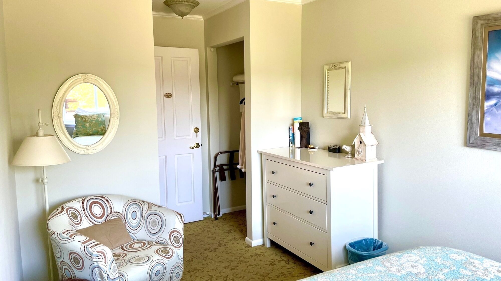 The Yarrow Room with en suite bathroom