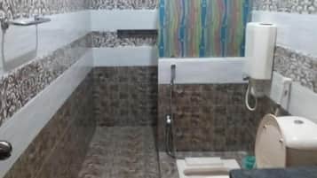 Tremannsrom – deluxe | Bad | Dusj og håndklær