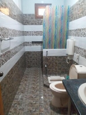 Chambre Triple Deluxe | Salle de bain | Douche, serviettes fournies