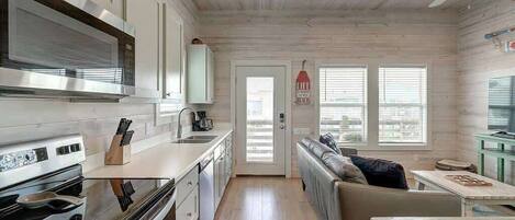 Frigorífico, microondas, horno y placa de cocina