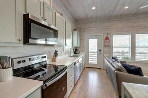 Een koelkast, een magnetron, een oven, een kookplaat