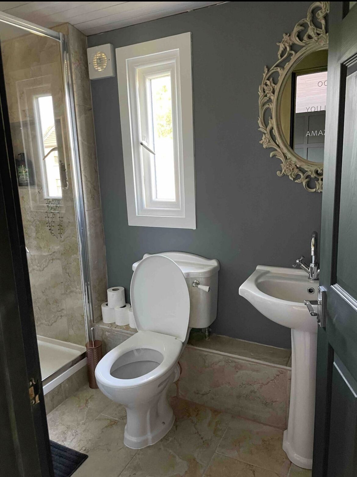 "The Drum" Romantic cosy cabin. Spacious with views.