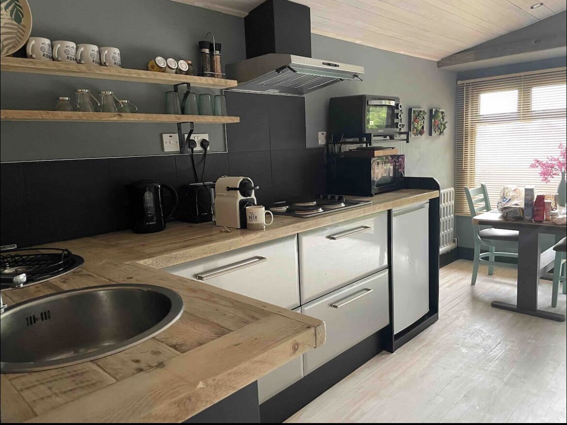 "The Drum" Romantic cosy cabin. Spacious with views.