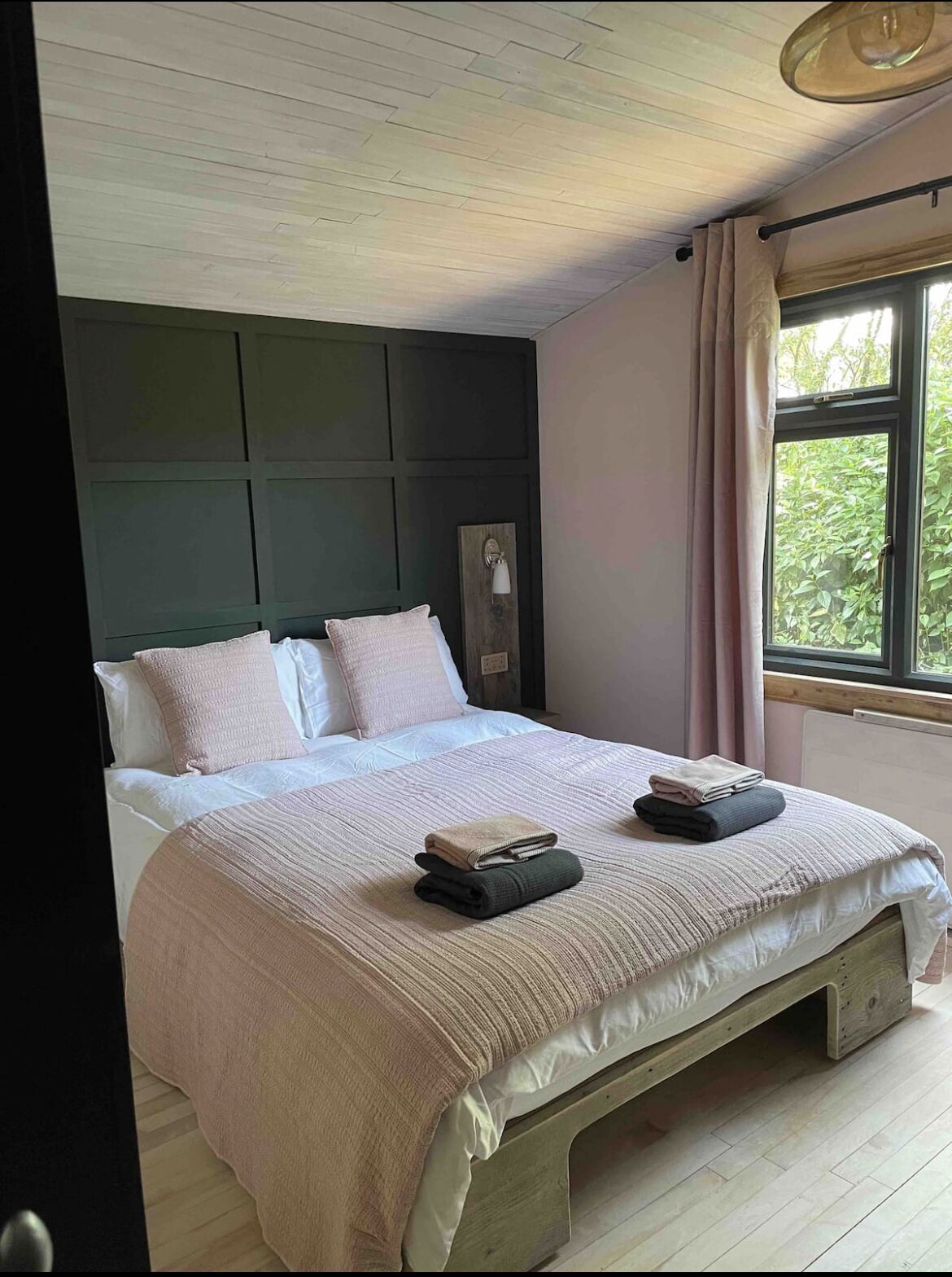 "The Drum" Romantic cosy cabin. Spacious with views.