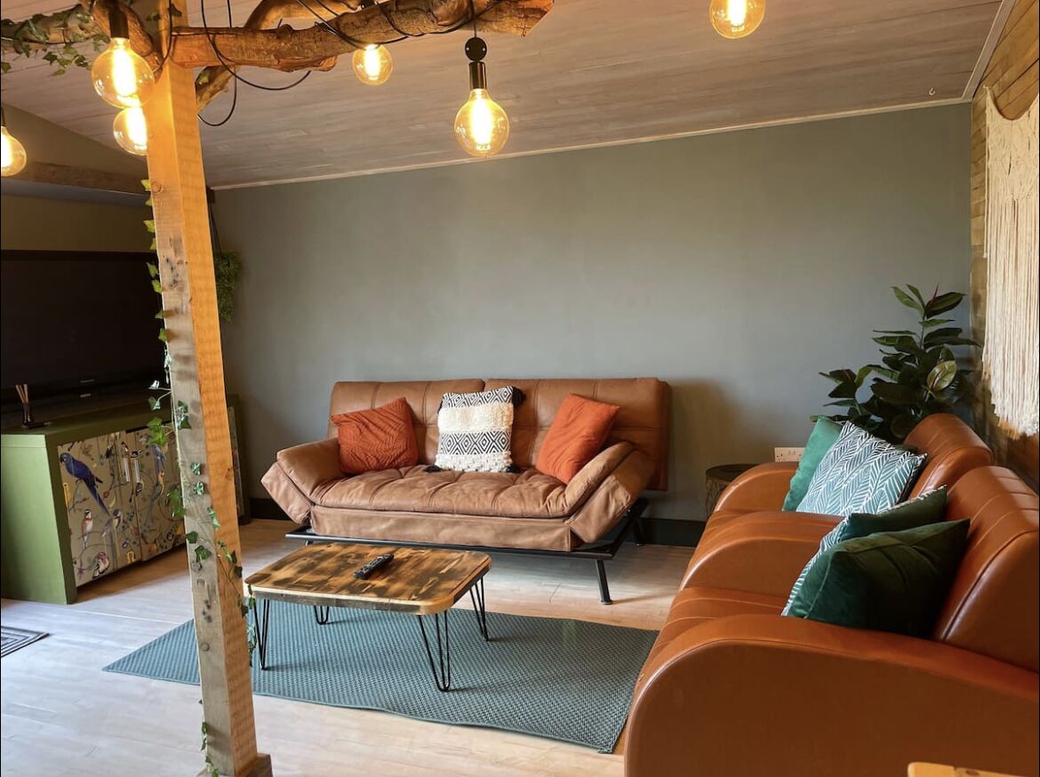 "The Drum" Romantic cosy cabin. Spacious with views.