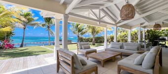 Beachfront villa private pool & stunning views