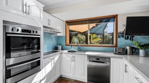Dishwasher, coffee/tea maker, dining tables - Kick Back on Jones Mollymook (Mollymook Beach)