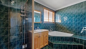 Bathtub - Kick Back on Jones Mollymook (Mollymook Beach)