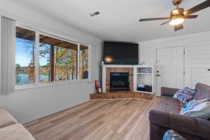 Een smart-tv, een open haard, videogames en een dvd-speler