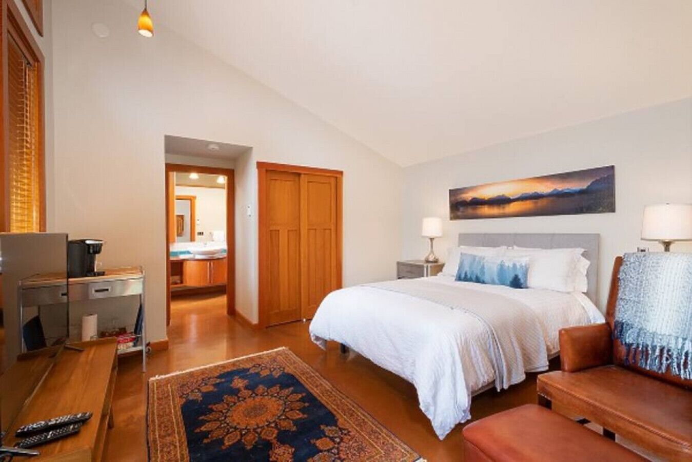 Hummingbird Hut · Adorable ocean, mountain & forest view guest suite