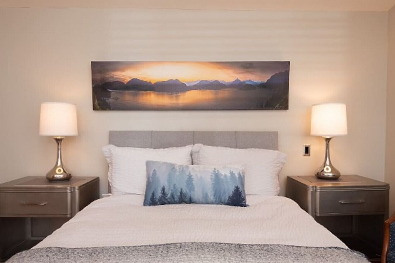 Hummingbird Hut · Adorable ocean, mountain & forest view guest suite