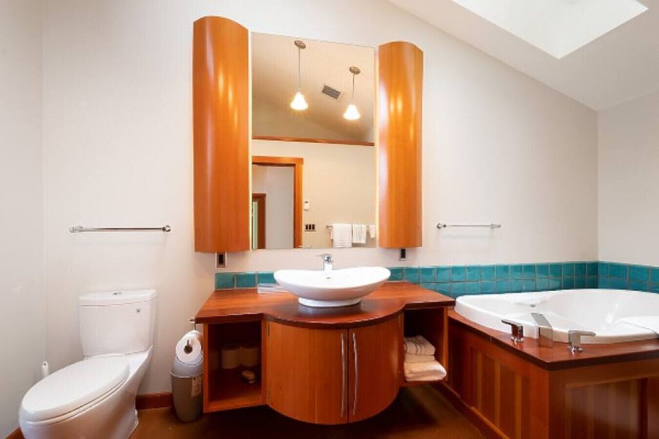 Hummingbird Hut · Adorable ocean, mountain & forest view guest suite