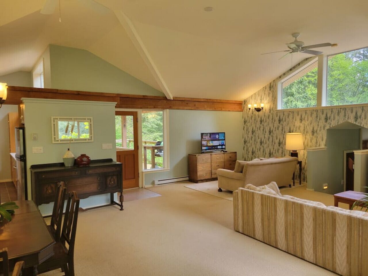 Rainforest Retreat · Relaxing 1 bdr + den rainforest retreat with patio