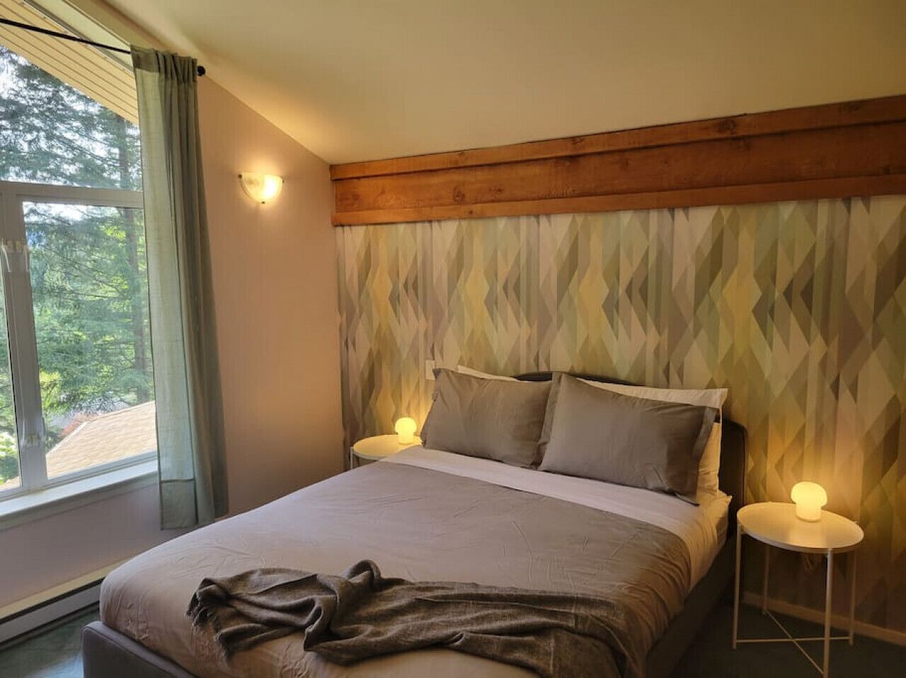 Rainforest Retreat · Relaxing 1 bdr + den rainforest retreat with patio