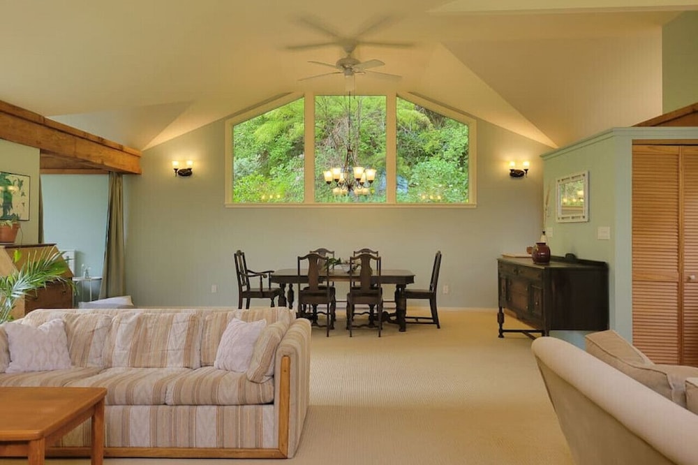 Rainforest Retreat · Relaxing 1 bdr + den rainforest retreat with patio