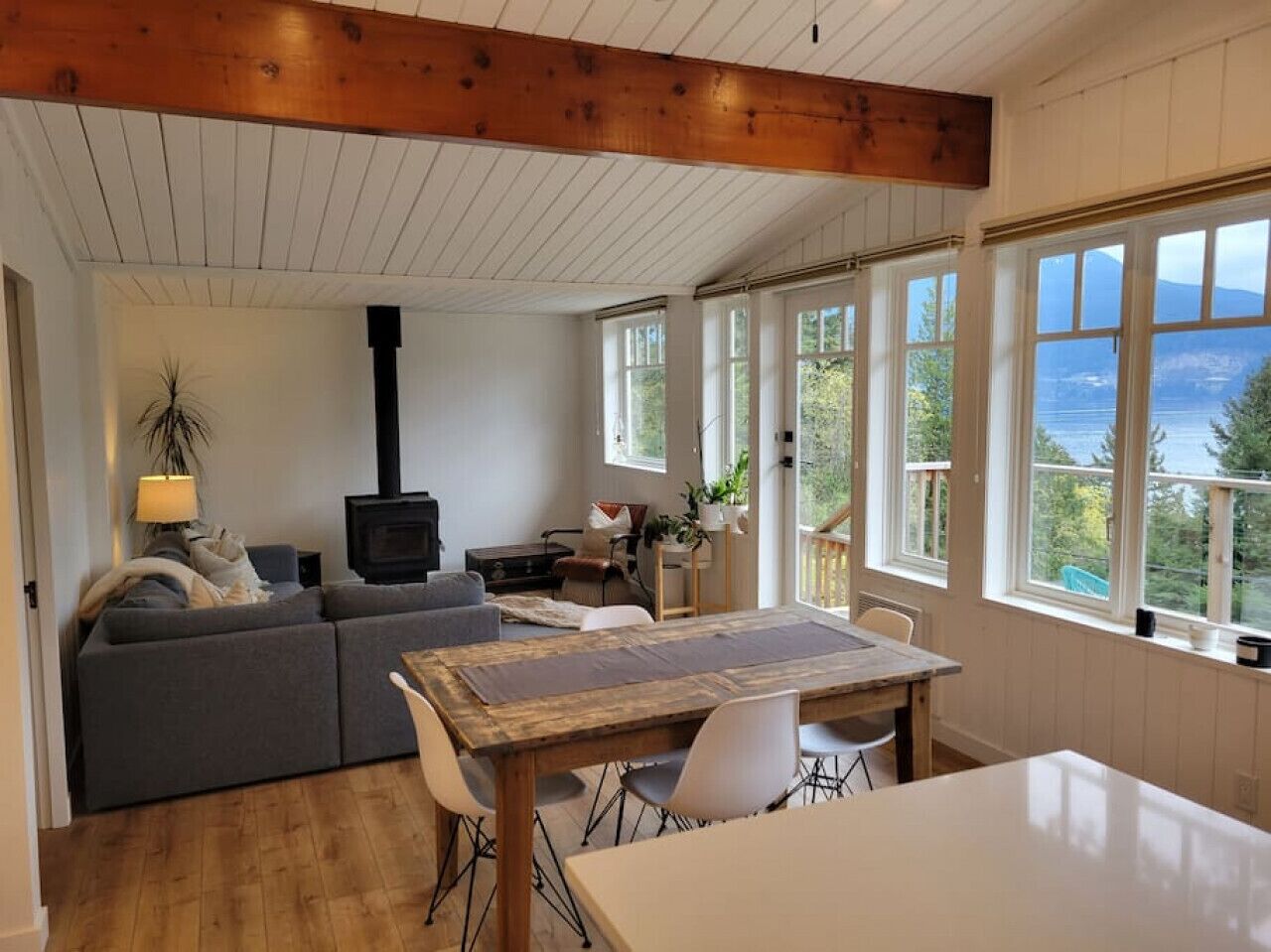 White Eagle · Gorgeous 2-bdr cottage with ocean & mountain views