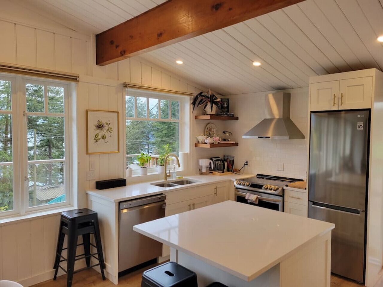 White Eagle · Gorgeous 2-bdr cottage with ocean & mountain views