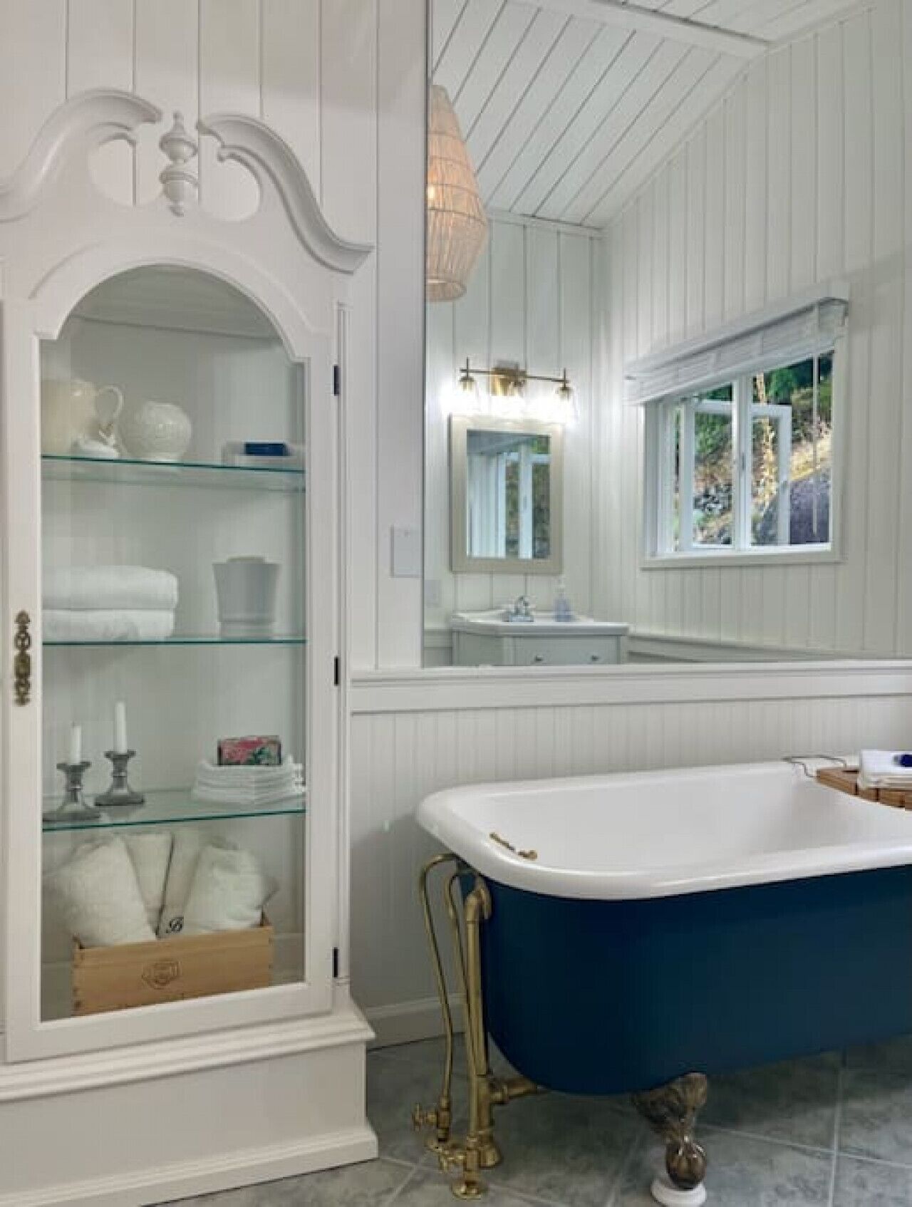 White Eagle · Gorgeous 2-bdr cottage with ocean & mountain views