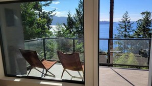 Interior - J&J`s · Exquisite and brand new 1-bedroom ocean view suite (Bowen Island)