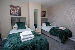 Luxury House | 4 bedrooms, free WiFi