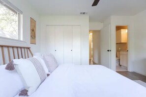 3 habitaciones, tabla de planchar con plancha, wifi y ropa de cama 