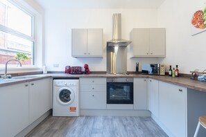 Fridge, microwave, oven, coffee/tea maker - 🎉Striking🎉1 Bed Apt🎉3 beds🎉Hull🎉 Newly Refurb (Kingston upon Hull)