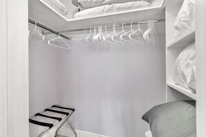 2 slaapkamers, een bureau, een strijkplank/strijkijzer, gratis wifi