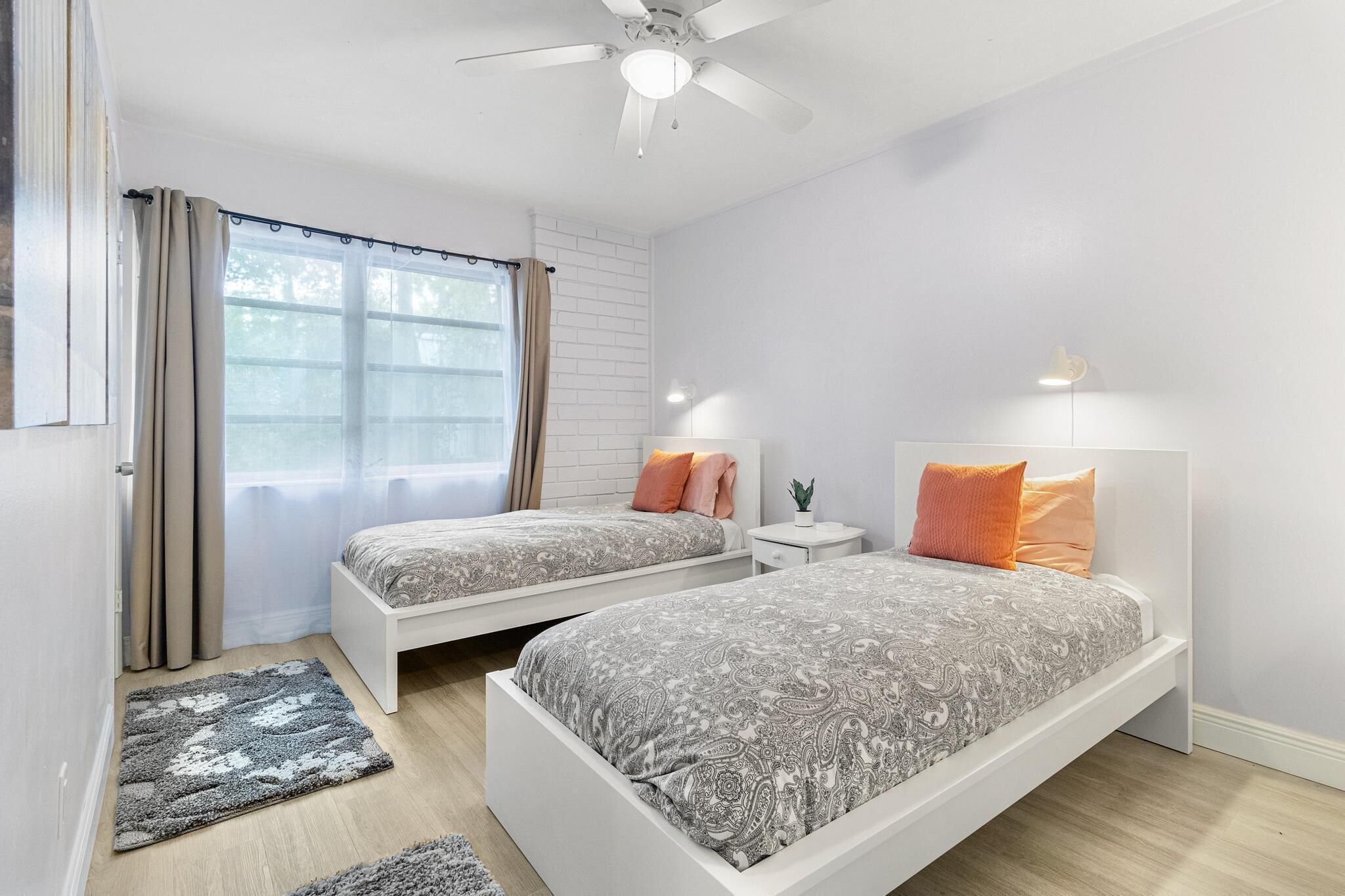 2 habitaciones, escritorio, tabla de planchar con plancha y wifi gratis 