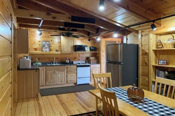 Geladeira, micro-ondas, fogão, cooktop