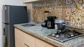 Refrigerador, parrilla de estufa, cafetera y tetera y licuadora