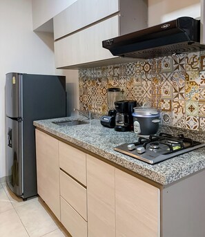 Frigorífico, placa de cocina, cafetera o tetera y licuadora