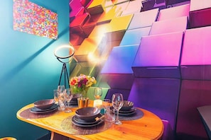 Dining - Vibrant Funkily Decorated 2 Bedroom 3 Beds (Kingston upon Hull)