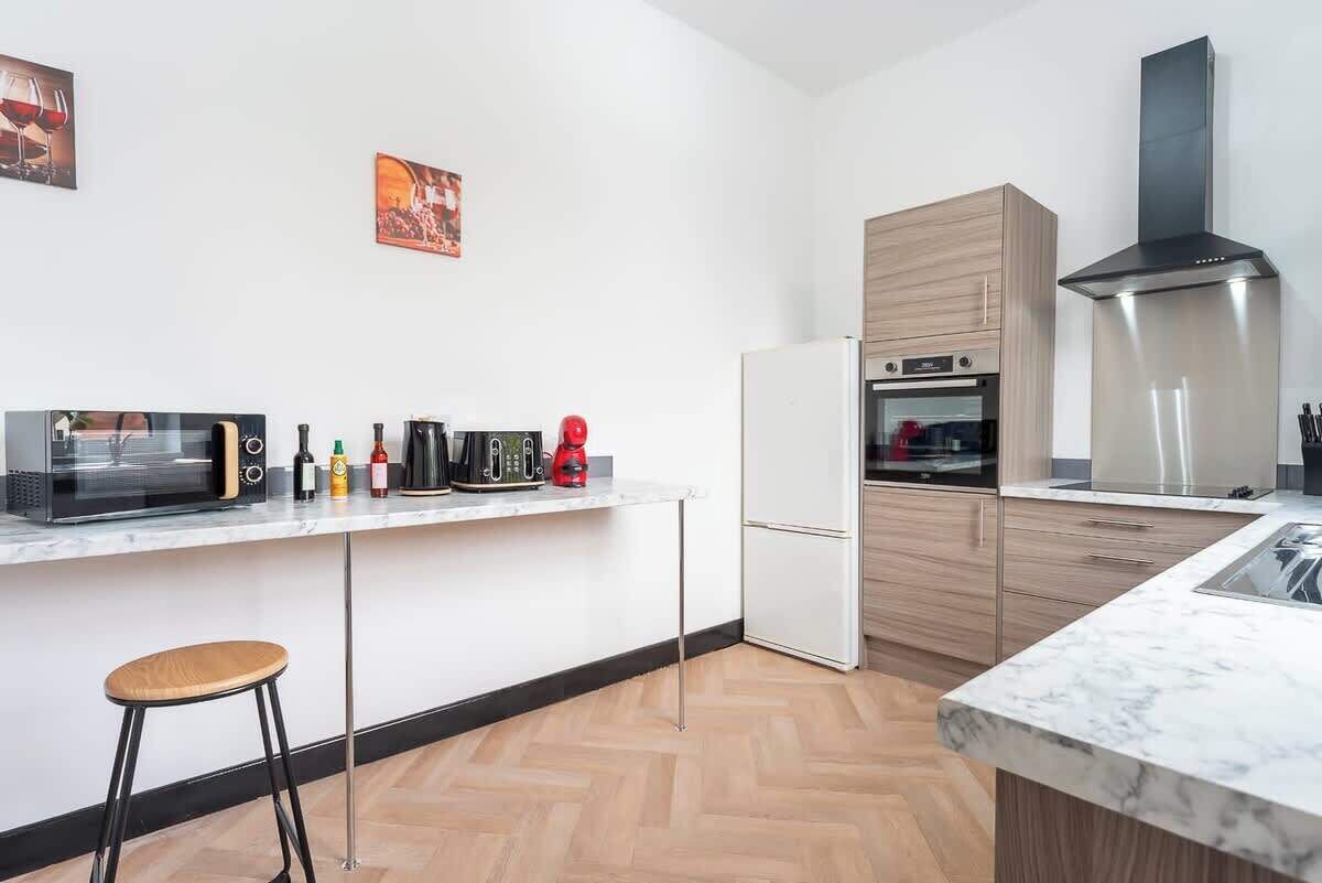 Coffee/tea maker, fridge, microwave, oven