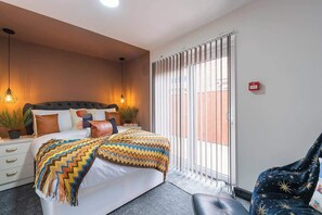 3 bedrooms, iron/ironing board, WiFi, bed sheets - Vibrant Funkily Decorated 2 Bedroom 3 Beds (Kingston upon Hull)