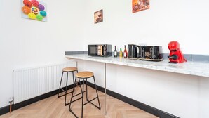 Dining - Vibrant Funkily Decorated 2 Bedroom 3 Beds (Kingston upon Hull)