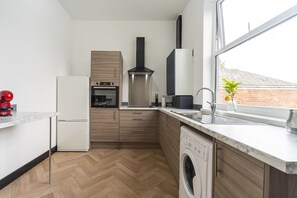 Réfrigérateur, micro-ondes, four, cafetiÚre/bouilloire