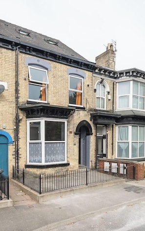 Exterior - Vibrant Funkily Decorated 2 Bedroom 3 Beds (Kingston upon Hull)