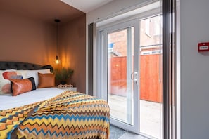 2 bedrooms, iron/ironing board, WiFi, bed sheets - Vibrant Funkily Decorated 2 Bedroom 3 Beds (Kingston upon Hull)