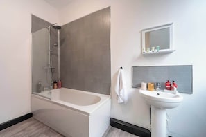 Combined shower/bathtub, hair dryer, shampoo - Vibrant Funkily Decorated 2 Bedroom 3 Beds (Kingston upon Hull)