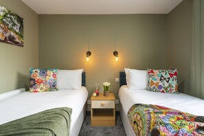 2 habitaciones, tabla de planchar con plancha, wifi y ropa de cama