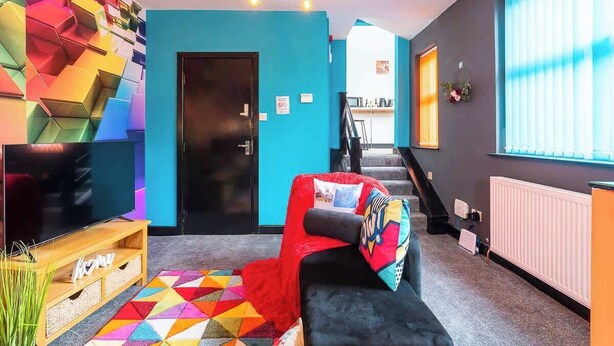 Smart TV - Vibrant Funkily Decorated 2 Bedroom 3 Beds (Kingston upon Hull)