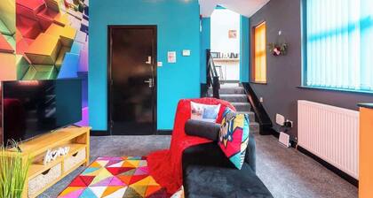Vibrant Funkily Decorated 2 Bedroom 3 Beds