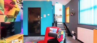 Vibrant Funkily Decorated 2 Bedroom 3 Beds