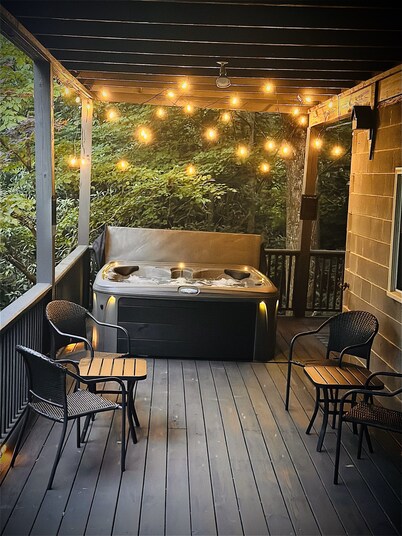 Lake View of Fontana Lake close to Great Smoky Mountains and Tail of the Dragon
