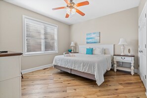 6 bedrooms, desk, WiFi, bed sheets