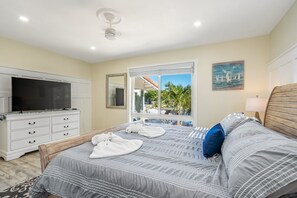 3 habitaciones, escritorio y tabla de planchar con plancha 