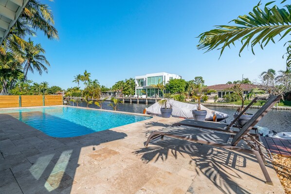 Alberca al aire libre y alberca climatizada