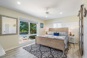 4 habitaciones, escritorio y tabla de planchar con plancha 