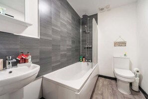 Tina con regadera, amenidades de baño gratuitas, secadora de cabello