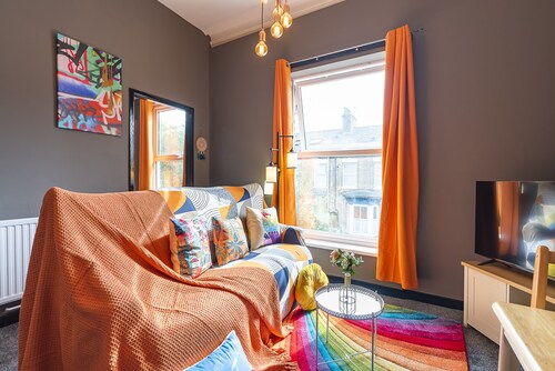 🌈Art-Filled Bohemian Apt🌈 Colourful🌈Praise Inn